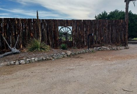 Using cedar staves and rails we were able to create an inviting entrance to this client's ranch.